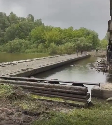 На Конотопщині поряд із зруйнованим мостом військові навели понтонну переправу
