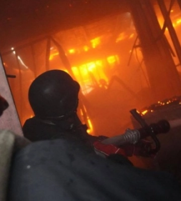 Росіяни увечері обстріляли село на Харківщині, загорівся будинок