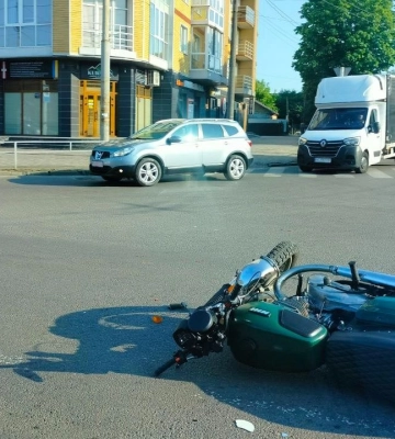 Перелом та забої: повідомили про стан мотоцикліста, який у Луцьку зіткнувся з авто