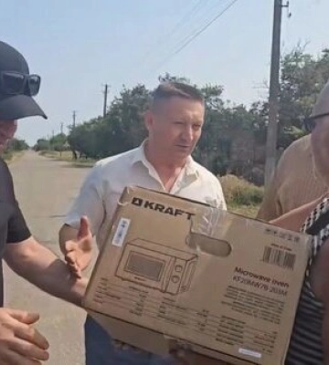 Представник окупаційної влади у Скадовську вручив батьку ліквідованого військовослужбовця армії РФ мікрохвильовку: &quot;Спасибо за&amp;hellip;