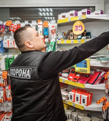 &quot;Уволен за 22 минуты&quot;: в Одессе охранник лишился работы за перепалку с депутатом на русском языке (видео)