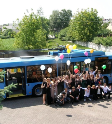 Випускники у Рівному орендували тролейбус (ФОТО)