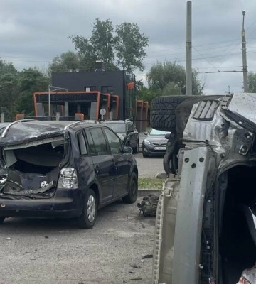 Поліція встановила особу водія автомобіля «Tesla», який причетний до ДТП з потерпілими в Полтаві