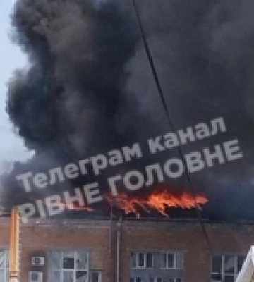 У Рівному спалахнула масштабна пожежа на вулиці Червонія