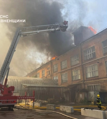 45 рятувальників ліквідовують пожежу у Рівному на вулиці Червонія (ФОТО)