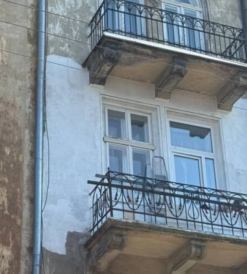 В центрі Львова мешканка самовільно пофарбувала фасад історичної будівлі: її покарали