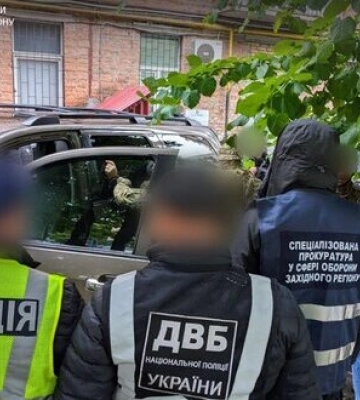 $13,2 тисячі за "вирішення питання" із ТЦК на Хмельниччині – затримано ексвійськового та його спільника. ФОТО