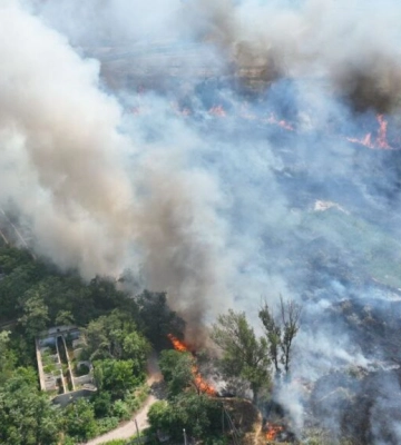 В Ізмаїлі рятувальники ліквідовують масштабну пожежу