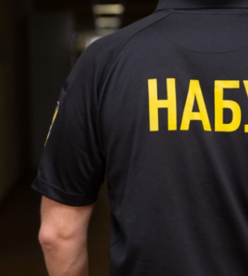 Адвокату и мужчине, которого он представлял, сообщено о подозрении в попытке подкупа судьи