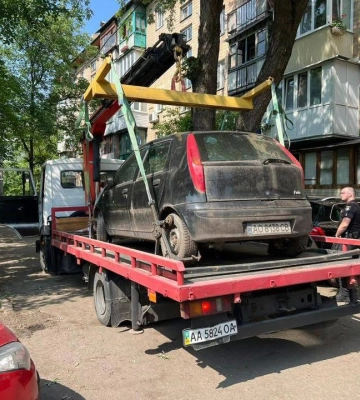У Києві продовжують прибирати покинуті авто: вже вивезено майже 600 машин
