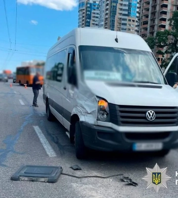 В Киеве столкнулись два буса и грузовик: пострадали четверо детей