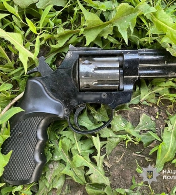 На Чернігівщині затримали зловмисника, який гранатою та пістолетом погрожував учасникам слідчої дії