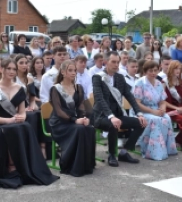 Випускний у селі на Волині: як це було Випускний у селі на Волині: як це було