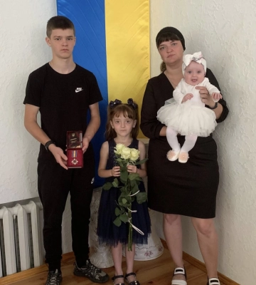 Не дожив до народження донечки: дружині і дітям Героя з Волині вручили його посмертну нагороду Не дожив до народження донечки: дружині і дітям Героя з Волині вручили його посмертну нагороду