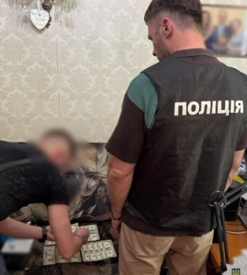 На Одещині керівник медичного закладу за 3 тис. доларів пропонував оформити документи, які звільняють від мобілізації