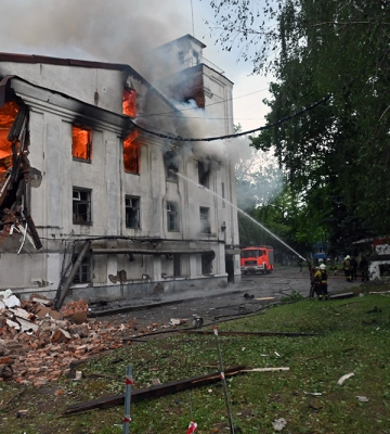 Трьох людей врятували з-під завалів будівель у Харкові 