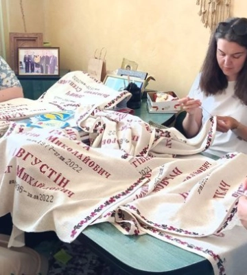 Матері та дружини загиблих захисників з чотирьох громад Волині вишивають “Рушник Пам’яті”