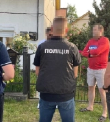На Закарпатті лікаря спіймали на гарячому: за 13 500 грн &quot;списав&quot; пацієнта з військового обліку