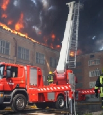 Пожежа в Рівному: надзвичайники ліквідували займання покрівлі триповерхової будівлі Пожежа в Рівному: надзвичайники ліквідували займання покрівлі триповерхової будівлі