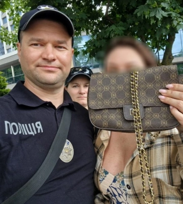В Одесі патрульні повернули жінці загублену сумку з ключами та документами