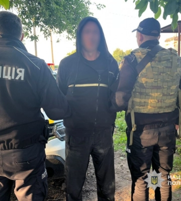 Погрожував поліцейським гранатою та пістолетом: на Чернігівщині затримали чоловіка