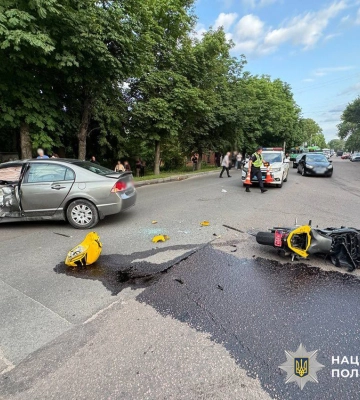 У Житомирі водій та пасажирка мотоциклу постраждали внаслідок зіткнення з легковиком. ФОТО