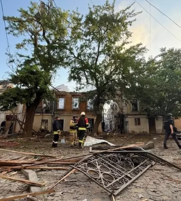 В Одесі більше 10-ти поранених, рятувальники шукають людей під завалами: в ОВА показали наслідки масованої дронової атаки