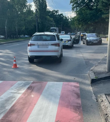 У Черкасах автомобіль наїхав на двох дівчат на пішохідному переході (ФОТО)