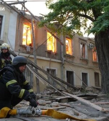 Наслідки ворожої атаки на Одесу: під завалами можуть перебувати люди. ФОТОрепортаж