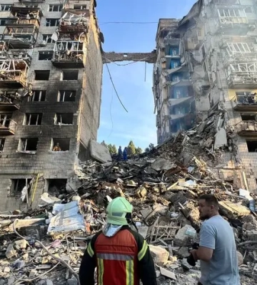 У Києві збільшилося число постраждалих, під завалами досі шукають людей: фото та відео наслідків обстрілу