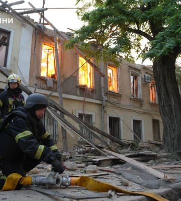 В Одесі більше 10-ти поранених, рятувальники шукають людей під завалами: в ОВА показали наслідки масованої дронової атаки