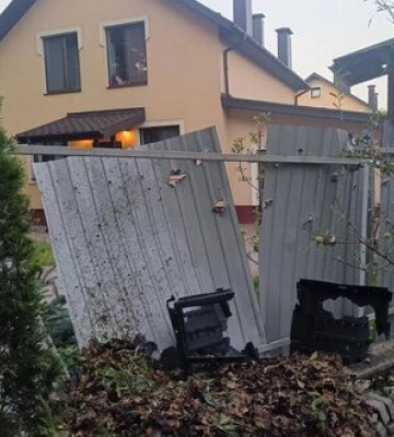 Удар РФ по Київщині: поранено жінку, пошкоджено будинки та авто. ФОТОрепортаж