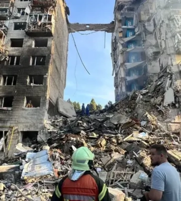 Ракета прошла через 9 этажей: разрушенный подъезд в Киеве