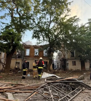 Двох людей шукають під завалами в Одесі