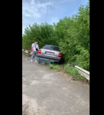 У Луцьку на мосту водій авто пробив огорожу і злетів у кювет