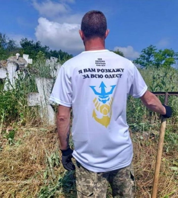 В Одесі військові прибрали на козацькому кладовищі