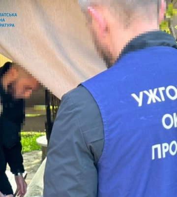 Житель Хустщини організував корупційну схему у міграційній службі
