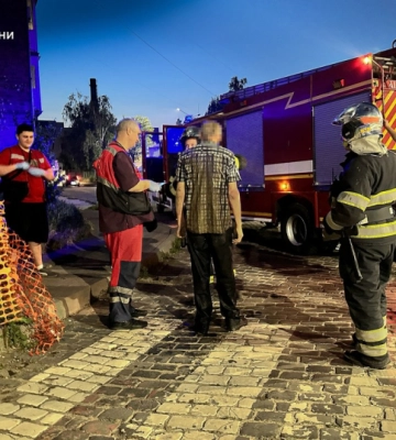 У Чернівцях чоловік посеред вулиці провалився у каналізаційну яму з водою