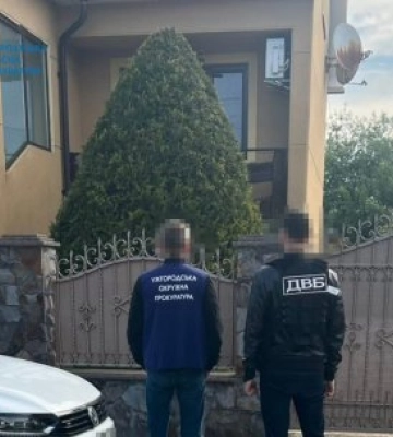 На Хустщині викрито схему “прискорених” паспортів: прокуратура повідомила про підозру організатору корупційної афери