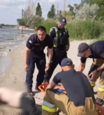 На пляжі в Миколаєві жінка врятувала чоловіка, який ледь не потонув