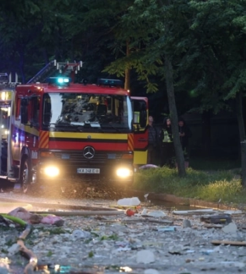 Через ворожу атаку в Києві було пошкоджено поїзд Інтерсіті+ з роботою американської художниці