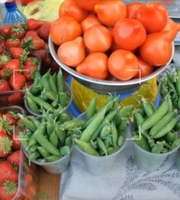 Ягоди – на вагу золота: продавці на ринку біля супермаркету «Торба» у Луцьку шокують цінами (відео)