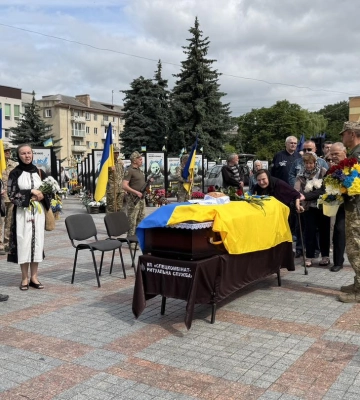 На вічний спочинок провели полеглого захисника у Рівному