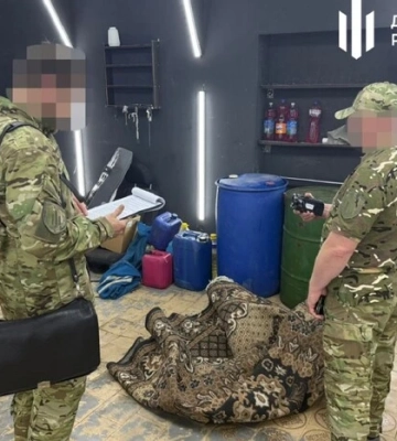 На Івано-Франківщині викрили масштабну схему крадіжки пального у військовій частині. ФОТО