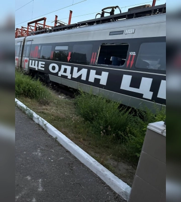 Атака на Киев: россияне повредили железную дорогу и вагоны с зерном — задерживаются ли поезда