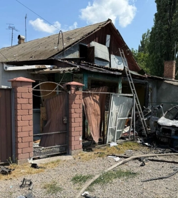 Россияне атаковали дронами Никополь, погиб гражданский и ранены энергетики