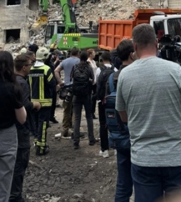 Іноземні дипломати відвідали місце російського удару в Соломʼянському районі Києва