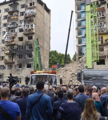 Иностранные дипломаты посетили место российского удара по жилому дому в Киеве