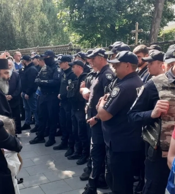 У Чернівцях біля Кафедрального собору між парафіянами УПЦ та ПЦУ сталася сутичка