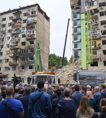 Іноземні дипломати відвідали місце удару РФ по будинку в Києві. ФОТОрепортаж